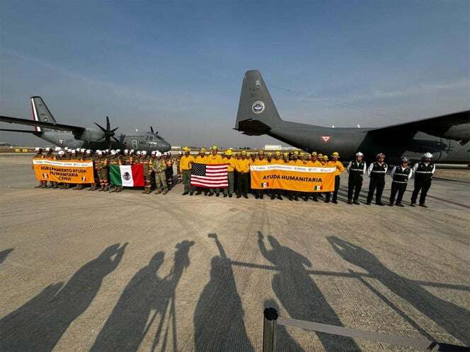 FOTOS: Regresan mexicanos que combatieron incendios en California; los reciben con honores