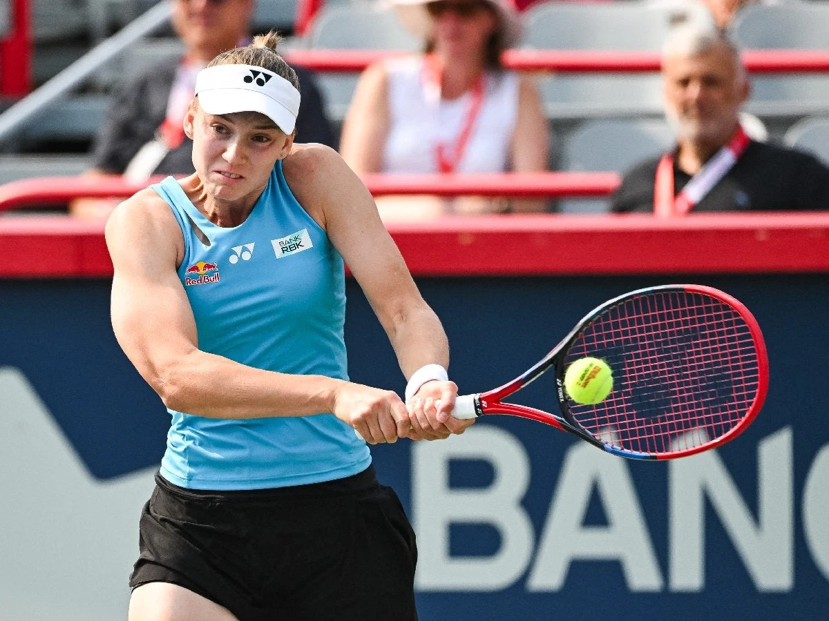 Elena Rybakina alcanza las semifinales en Montreal después del abandono de Marta Kostyuk