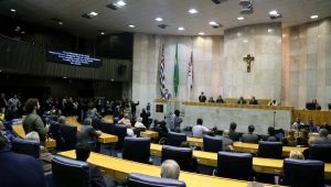 Câmara de São Paulo avança com lei que afrouxa ‘Cidade Limpa’ de Kassab e patrimônios como Teatro Municipal podem ser encobertos por anúncios