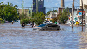 Sobe para 13 o número de mortos por tempestade em cidade portuária na Argentina