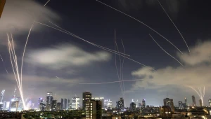 Irã lança 30 mísseis contra Israel, que responde com bombardeio a alvos militares 