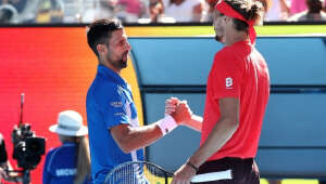 Djokovic abandona confronto contra Zverev e alemão avança para decisão do Australian Open