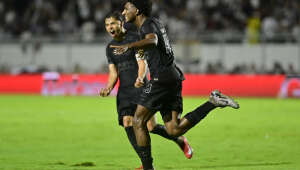 Corinthians suporta pressão no fim e vence Ponte Preta graças a Talles Magno