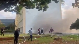 Incêndio atinge anexo do Ministério da Educação em Brasília
