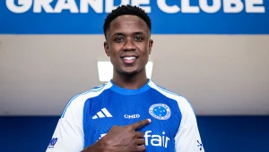 Cruzeiro anuncia a contratação por empréstimo do atacante Sinisterra até junho de 2026