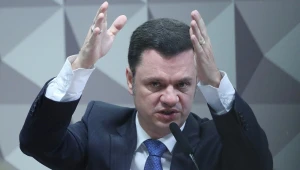 Defesa de Anderson Torres pede ao STF acareação com Freire Gomes e perícia sobre minuta golpista