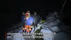 Equipes de resgate trabalham para retirar 200 pessoas presas pela neve perto do Everest