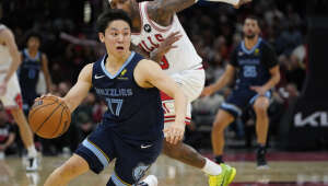 Com 1,72m de altura, Yuki Kawamura brilha na pré-temporada da NBA pelos Grizzlies