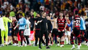 Aniversariante, Filipe Luís reencontra torcida do Flamengo após segunda eliminação como técnico