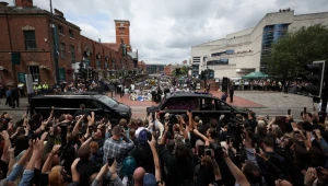 Último adeus a Ozzy Osbourne leva milhares fãs às ruas em Birmingham