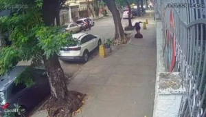 Mulher cai em bueiro no Rio após tampa ceder; veja vídeo