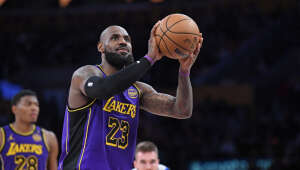 LeBron James brilha em vitória dos Lakers e quebra recorde