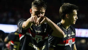São Paulo vence o Atlético-MG com facilidade, chega a oito jogos invicto e deixa Cuca na berlinda