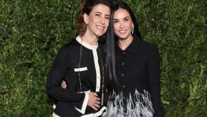 Fernanda Torres e Demi Moore posam juntas em evento pré-Bafta, em Londres