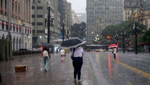 Chuva causa alagamentos e provoca transtornos em São Paulo