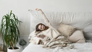 Dor e rigidez matinal nos dias frios: o que causa e como aliviar na própria cama
