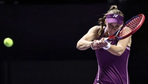 Rybakina vira sobre Swiatek e vai à inédita semifnal do WTA Finals