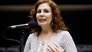STF tem maioria para condenar Carla Zambelli a 10 anos de prisão e à perda do mandato