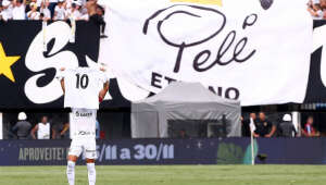 Em jogo de festa, torcida desvira faixas, Santos homenageia Pelé, mas CRB coloca água no chope