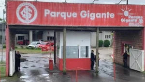 Torcedores invadem CT do Inter para protestar contra jogadores em semana de Gre-Nal