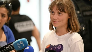 ‘Israel nos sequestrou em águas internacionais’, diz Greta Thunberg ao chegar à França