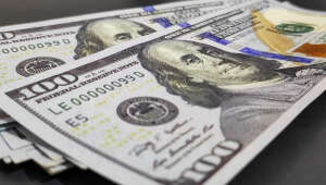 Dólar fecha o dia a R$ 6,17, mas termina 2024 com alta de 27% em relação ao real