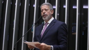 Oposição pede intervenção de Lira em meio à confusão na Câmara; entrada no plenário está bloqueada