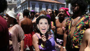 Fantasias de Fernanda Torres e Oscar viram hit de carnaval