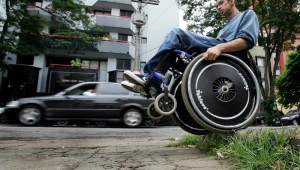 Apenas 31,2% da população mora em vias com rampas para cadeirantes, segundo o Censo