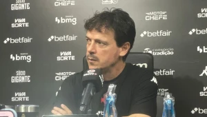 Diniz critica arbitragem após possível pênalti para o Vasco: ‘Fácil de ser marcado’