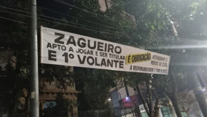 Torcida do Atlético-MG exibe faixas perto da sede do clube para cobrar contratações de reforços