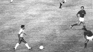 Despedida de Garrincha do futebol reuniu milhares de torcedores no Maracanã, em 1973