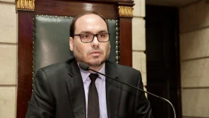 Carlos Bolsonaro recebe alta médica e volta à Câmara do Rio hoje