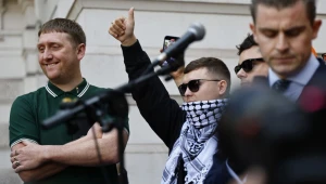 Rapper acusado de apoiar o Hezbollah comparece a tribunal em Londres com lenço palestino sobre os ombros