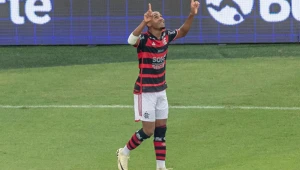 Flamengo derrota Corinthians por 2 a 0, alivia pressão e assume liderança do Brasileirão