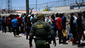 Travessias de imigrantes na fronteira entre EUA e México cai para menor número já registrado