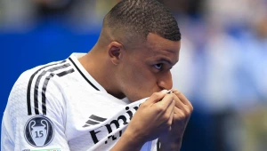 Mbappé é apresentado no Real Madrid e copia gesto de Cristiano Ronaldo no Bernabéu lotado