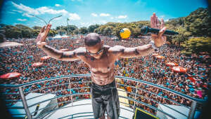 Leo Santana arrasta multidão de foliões no pós-carnaval de São Paulo