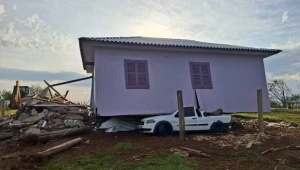 Casa é arrastada durante passagem de tornado por Santa Catarina