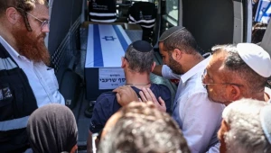 Hamas entrega mais um corpo de refém a Israel e famílias exigem devolução total antes de ampliar trégua em Gaza