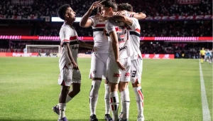 São Paulo vence Vitória por 2 a 0, chega a cinco jogos de invencibilidade no Brasileiro e cola no G4