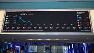 Ibovespa cai 0,77%, mas tem leve alta na semana