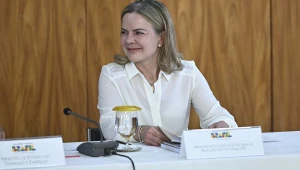 Gleisi Hoffmann elogia decisão do STF sobre big techs e diz que internet ‘não pode ser terra sem lei’