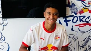 Jogador do Bragantino que sofreu acidente de carro acena da janela de hospital