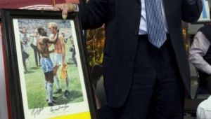 A rivalidade entre Pelé e Bobby Moore virou amizade fora dos gramados