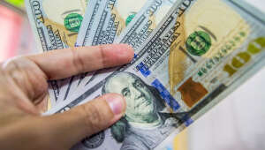 Dólar fecha estável a R$ 5,67 com pacote fiscal no radar