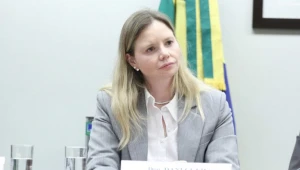 Câmara discute projeto que criminaliza uso de celular na cabine de votação