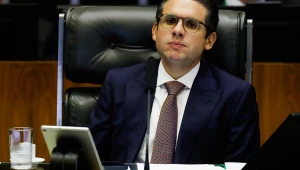 Não existe mandato à distância’, diz Hugo Motta sobre Eduardo Bolsonaro