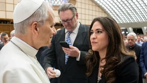 Papa nomeia 1ª mulher não religiosa para chefiar a comunicação do Vaticano