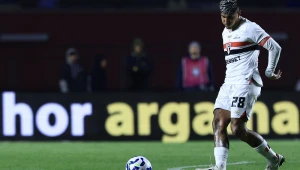 Alan Franco celebra com a família a renovação com o São Paulo até 2028: ‘Clube que eu amo’